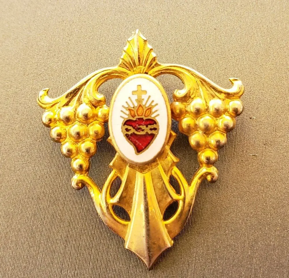 Vintage Religious Crest‎ Grapes & Heart Enameled Pin go-118